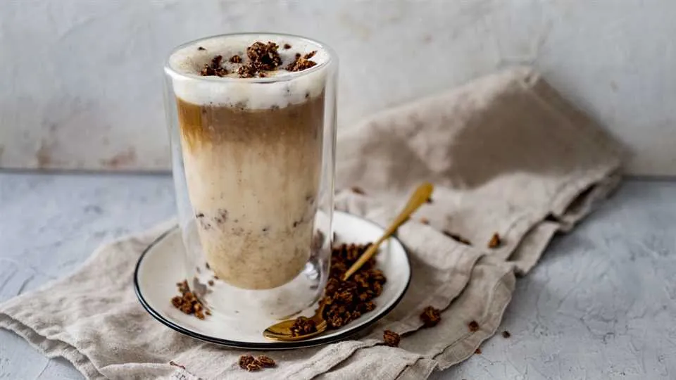 Owsiankowe latte z granolą przepis • Kuchnia Lidla