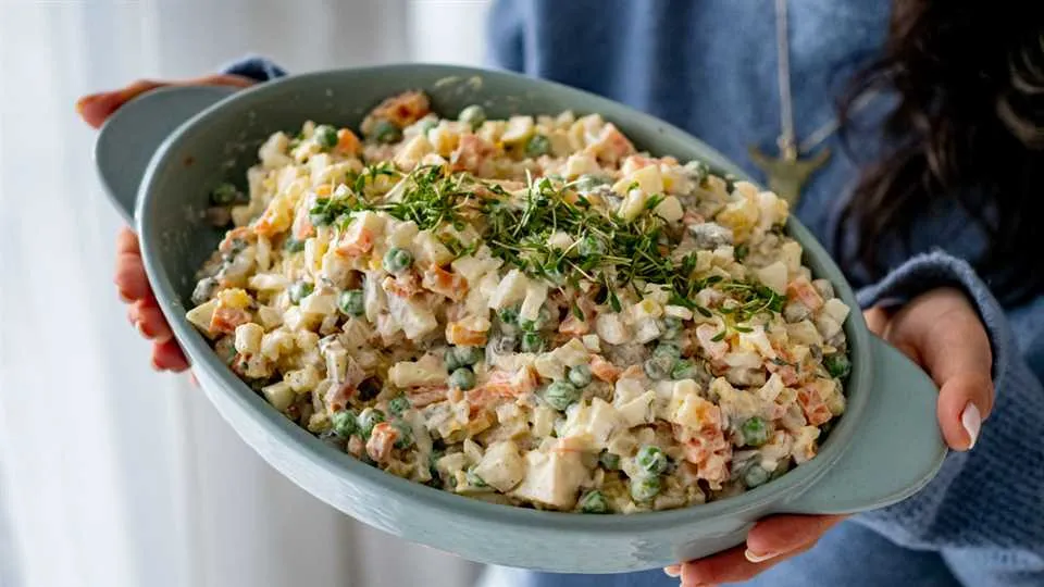 Sałatka jarzynowa z kaparami i rzeżuchą-image