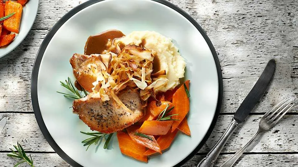 Pieczony schab wieprzowy z pur&#232;e z selera, pieczoną marchwią i sosem z ciemnego piwa-image