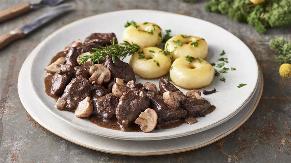 Gulasz z sarny z kluskami śląskimi - przepis • Kuchnia Lidla