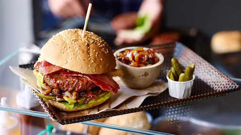 Burger z chili i chutney z cebuli-image