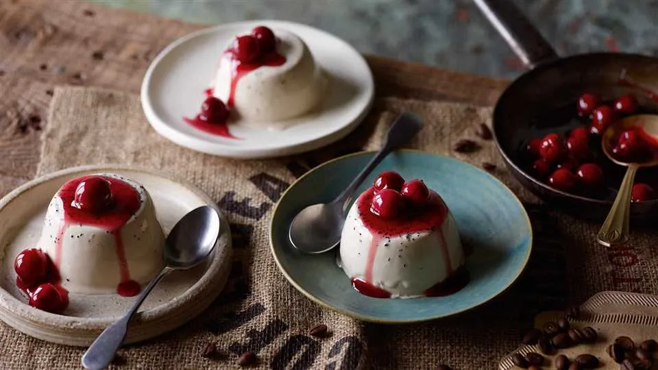 Kawowa panna cotta z wiśniami przepis • Kuchnia Lidla