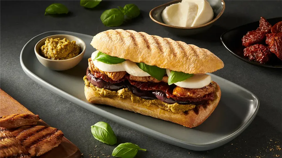 Ciabatta z pesto i grillowanym kurczakiem-image