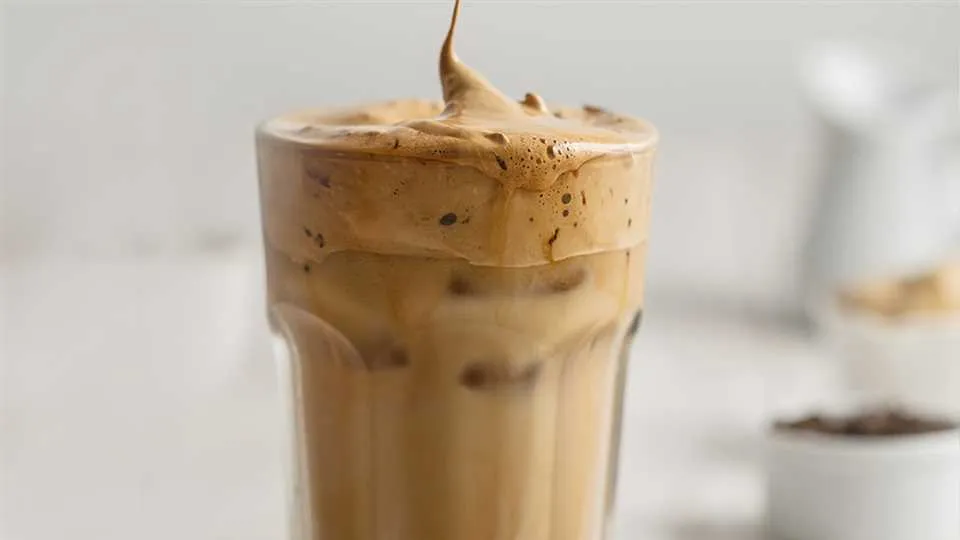 DALGONA COFFEE Z TARTĄ CZEKOLADĄ - przepis • Kuchnia Lidla