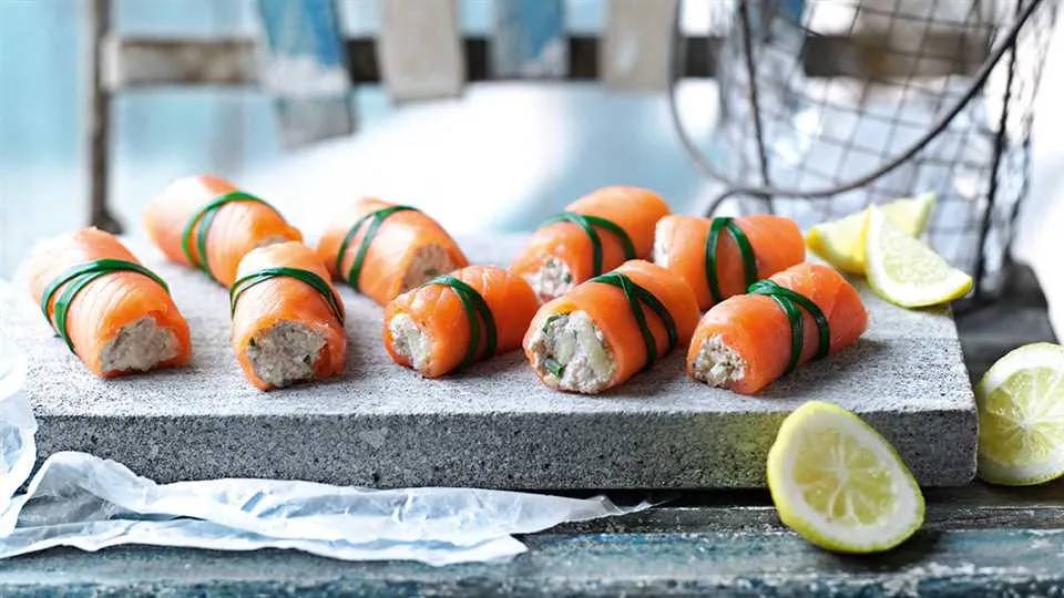 Roladki z wędzonego łososia z jabłkiem-image