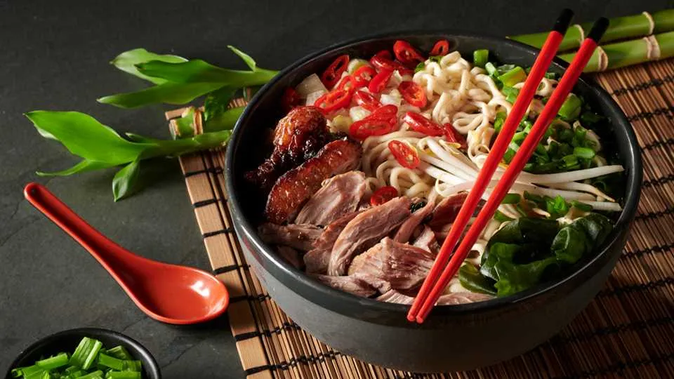 Ramen na bulionie kaczym z pieczoną kaczką-image