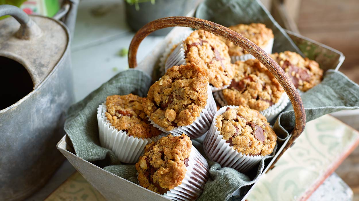 Muffiny czekoladowe z brzoskwiniami i kruszonką orzechową Muffiny czekoladowe z brzoskwiniami i kruszonką orzechową