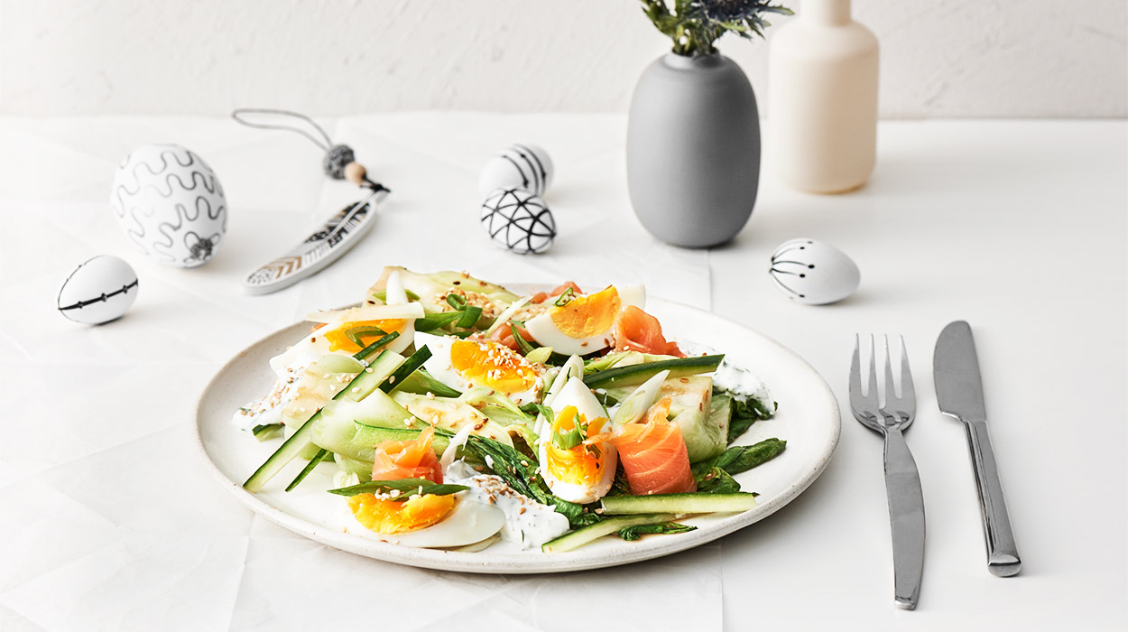 Pak choi z jajkiem i wędzonym łososiem Pak choi z jajkiem i wędzonym łososiem