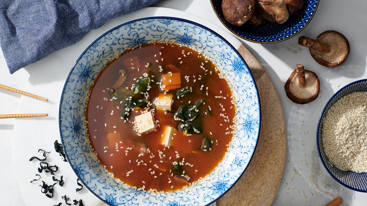 Zupa miso z tofu i wędzonym pstrągiem Zupa miso z tofu i wędzonym pstrągiem