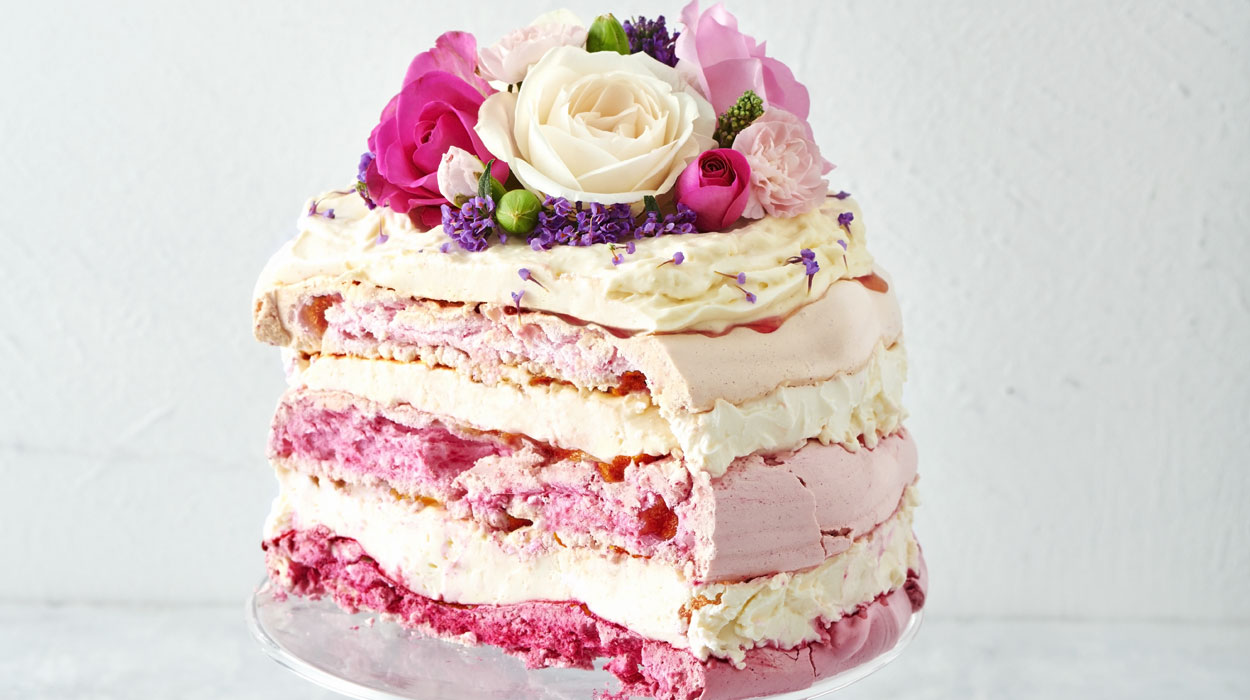 Tort bezowy ze śliwkami i malinami Tort bezowy ze śliwkami i malinami