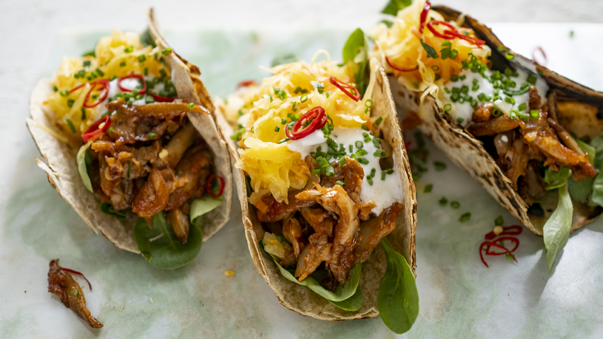 Wegańskie tacos z szarpanymi boczniakami i surówką Wegańskie tacos z szarpanymi boczniakami i surówką