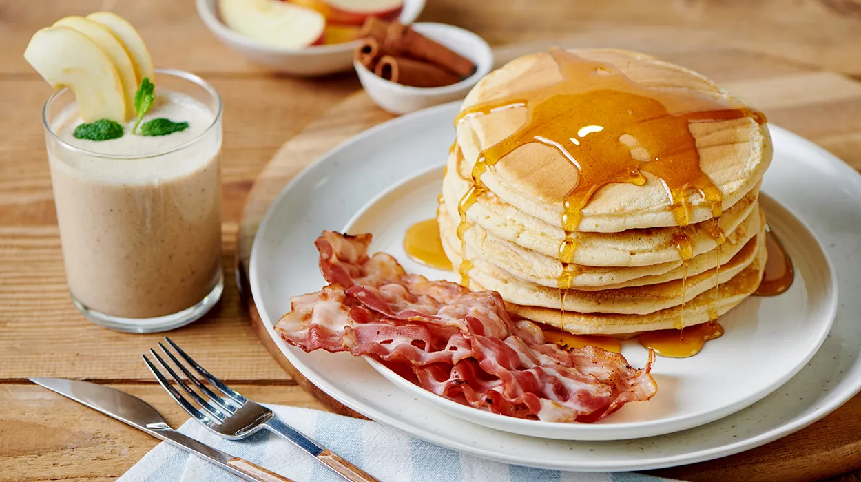 Amerykańskie śniadanie: bacon pancakes i apple pie smoothie