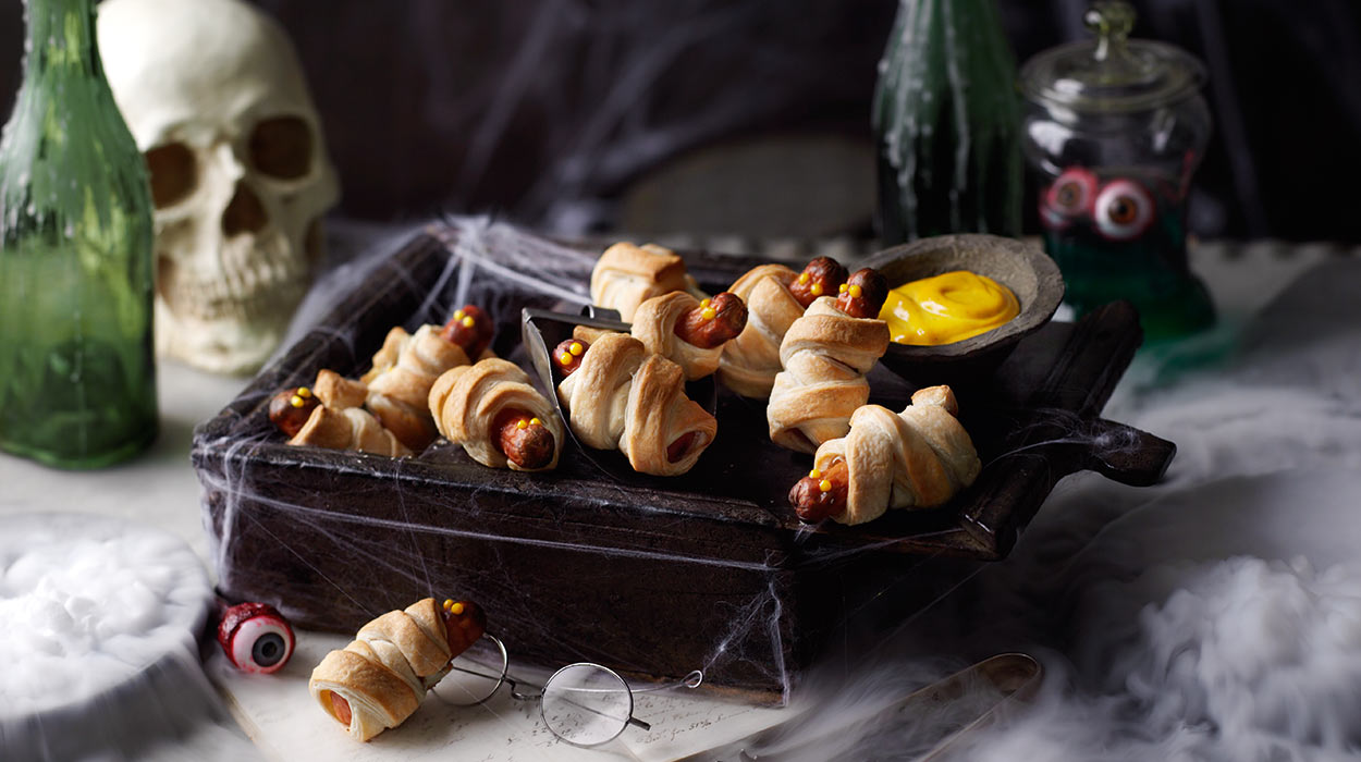 Halloweenowe kiełbaski w cieście francuskim Halloweenowe kiełbaski w cieście francuskim