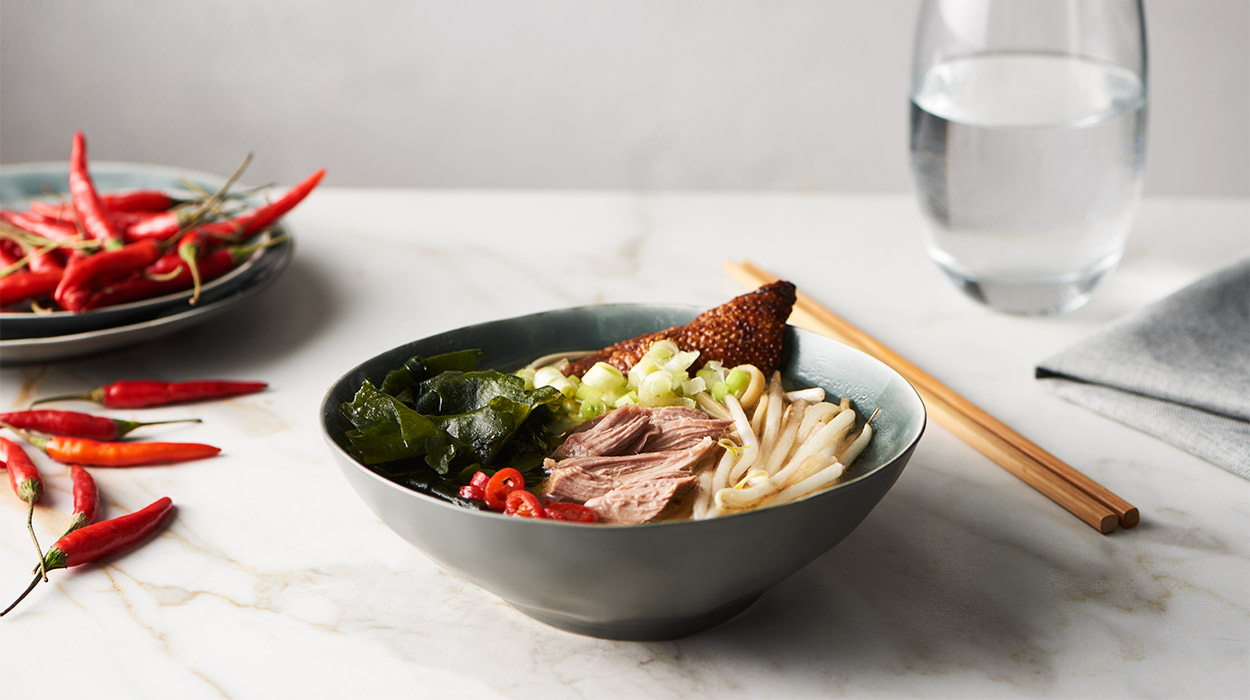 Ramen na bulionie kaczym z pieczoną kaczką