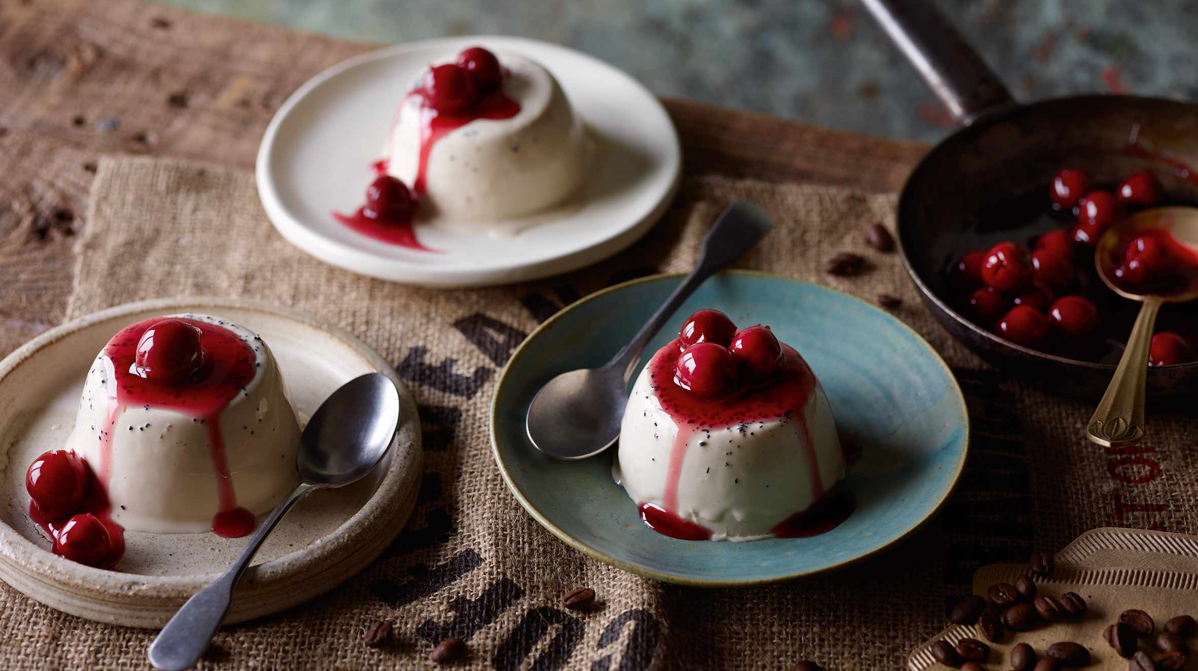 Kawowa panna cotta z wiśniami Kawowa panna cotta z wiśniami
