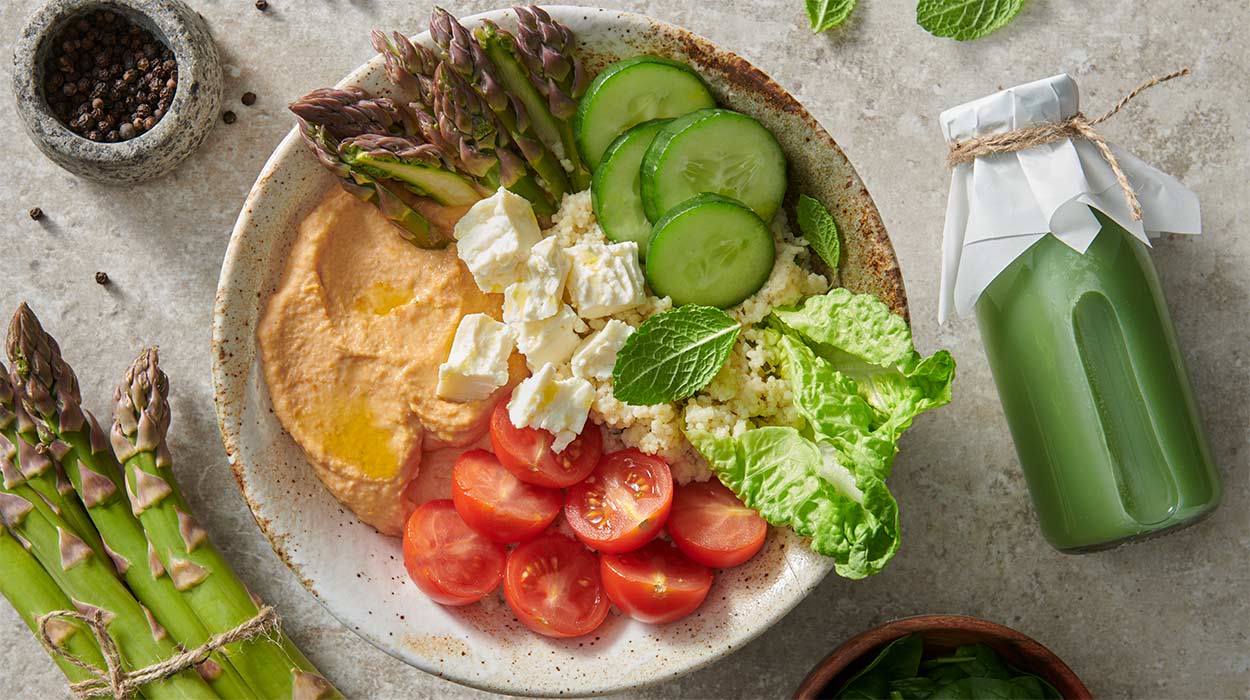 Humus bowl i koktajl owocowo-warzywny Humus bowl i koktajl owocowo-warzywny