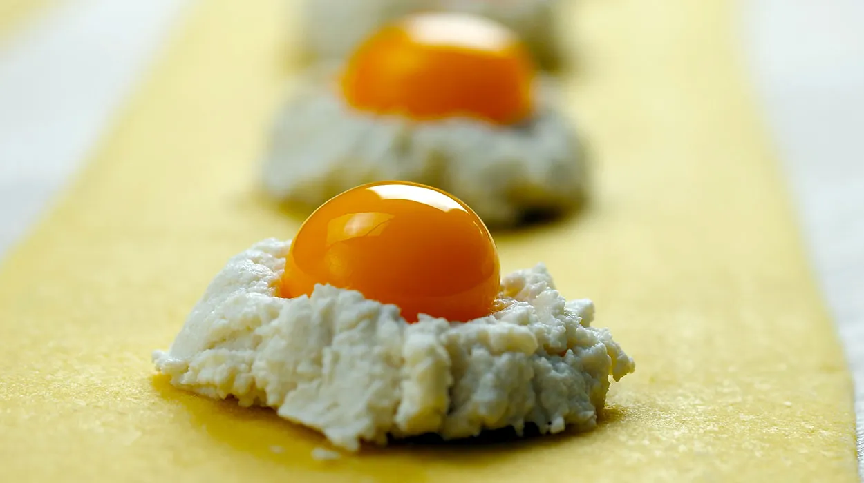 Ravioli con uovo – przepis na ravioli z płynnym żółtkiem