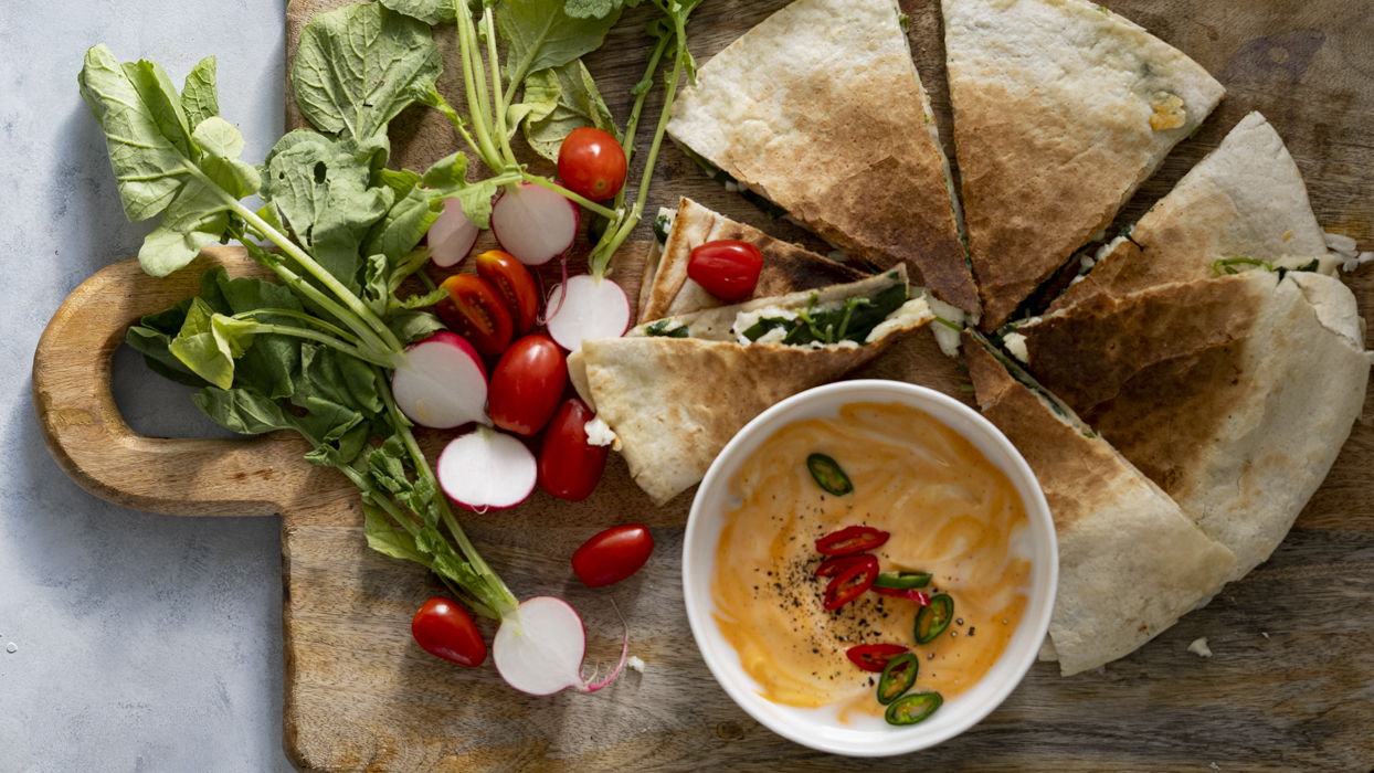 Quesadilla ze szpinakiem i serem halloumi oraz pikantnym sosem Quesadilla ze szpinakiem i serem halloumi oraz pikantnym sosem
