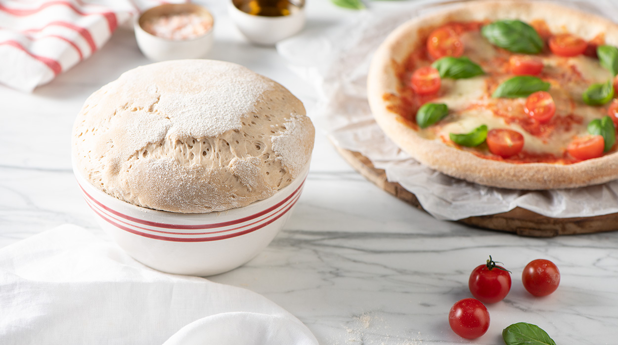 Ciasto na pizzę we włoskim stylu Ciasto na pizzę we włoskim stylu