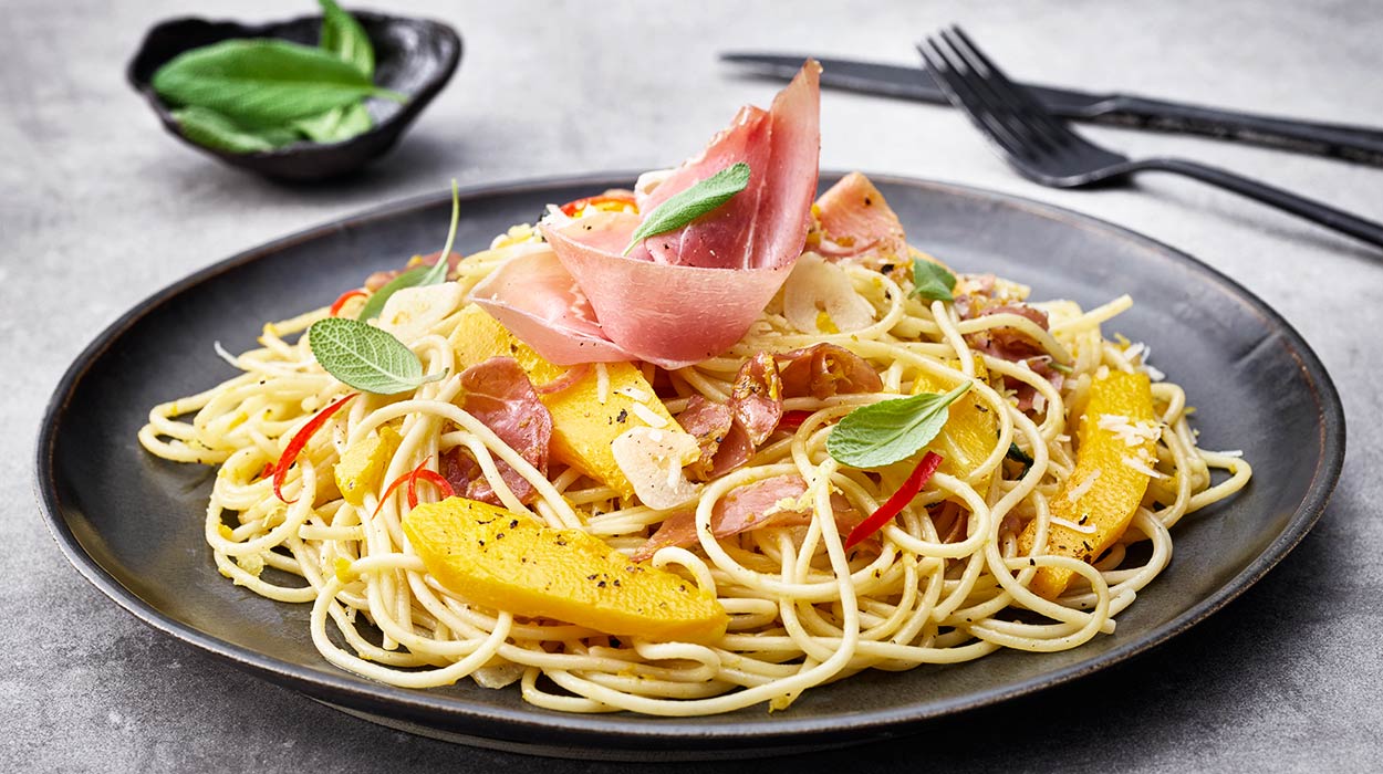 Spaghetti z dynią, szałwią i włoską szynką Spaghetti z dynią, szałwią i włoską szynką