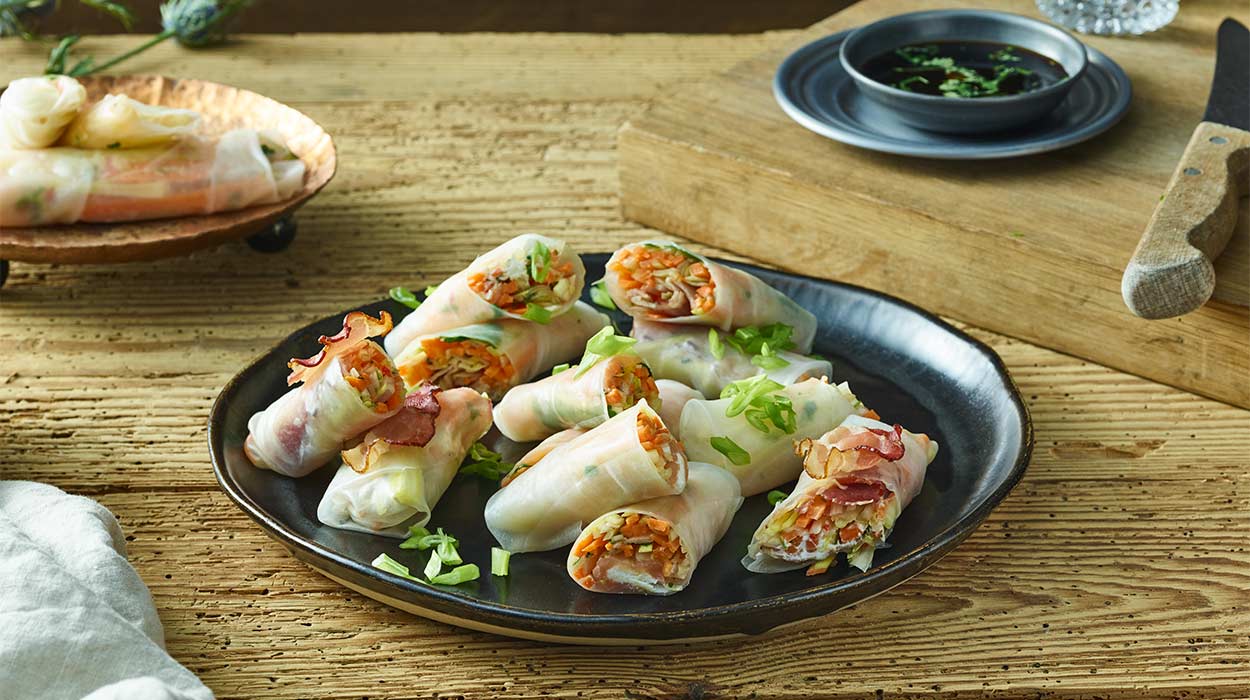 3 sposoby na spring rollsy (z łososiem wędzonym, z warzywami, z pieczonym boczkiem) 3 sposoby na spring rollsy (z łososiem wędzonym, z warzywami, z pieczonym boczkiem)