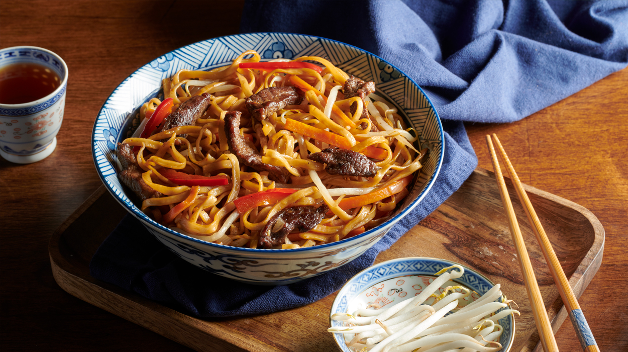 Makaron chow mein z wołowiną Makaron chow mein z wołowiną