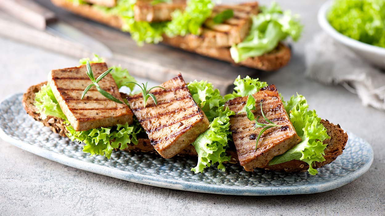 Grillowane tofu na bagietce z ziarnami Grillowane tofu na bagietce z ziarnami