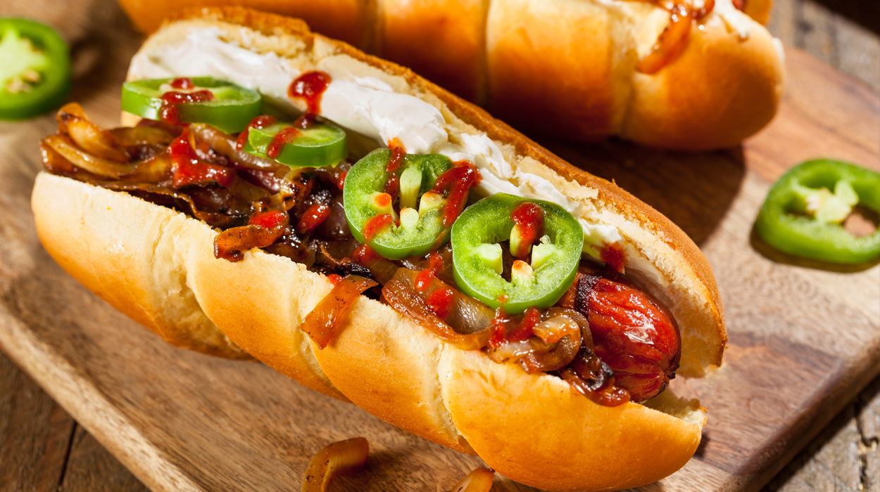 Hot dogi z wegańskimi kiełbaskami i sosem BBQ