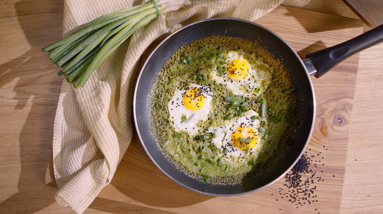 Pesto eggs – jajka sadzone na domowym pesto Pesto eggs – jajka sadzone na domowym pesto
