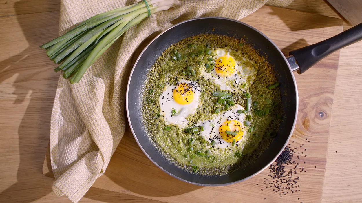 Pesto eggs – jajka sadzone na domowym pesto