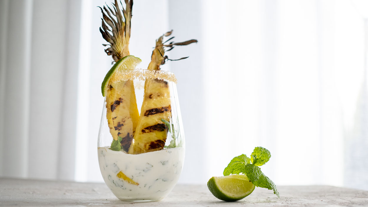 Grillowany ananas z jogurtem mojito Grillowany ananas z jogurtem mojito