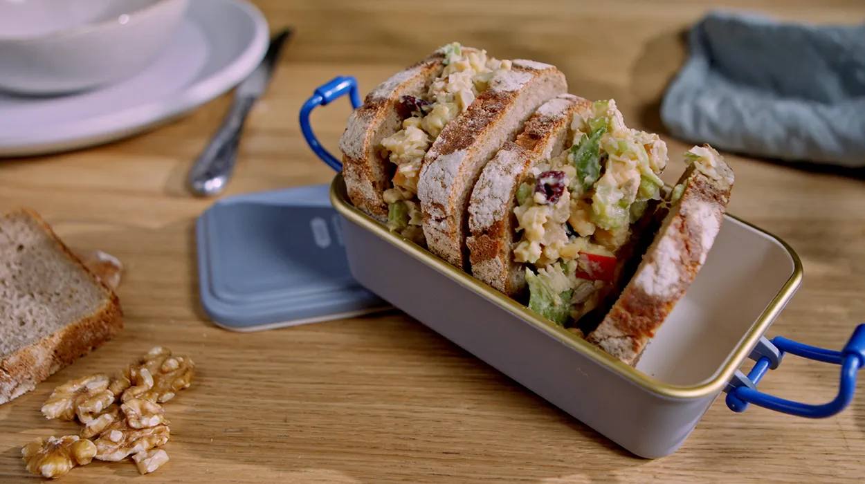 Wegański lunchbox: kanapki z sałatką z ciecierzycy