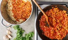 Spaghetti - Ugotowany makaron mieszamy z sosem i mięsem