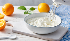 Greckie ciasto karidopita - Szprycujemy krem jogurtowy