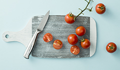 Pomidory kroimy na połówki