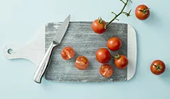 Pomidory kroimy na połówki