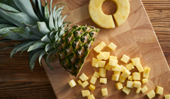 Chutney z ananasa - Obieramy i kroimy ananasa