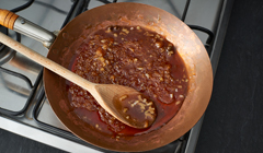 Konfitura z pomidorów z curry - Podsmażamy przyprawy