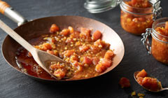 Konfitura z pomidorów z curry - Gorącą konfiturę przekładamy do słoiczków