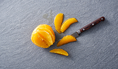 Lekka pianka pomarańczowa - filetujemy pomarańcze