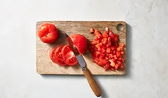 Zupa pomidorowa - kroimy pomidory