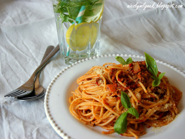 Spaghetti pełnoziarniste z pieczonym bakłażanem i pomidorami
