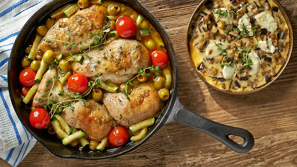 Kurczak z tymiankiem, oliwkami, pomidorami i cukinią w clafoutis z bakłażana Kurczak z tymiankiem, oliwkami, pomidorami i cukinią w clafoutis z bakłażana