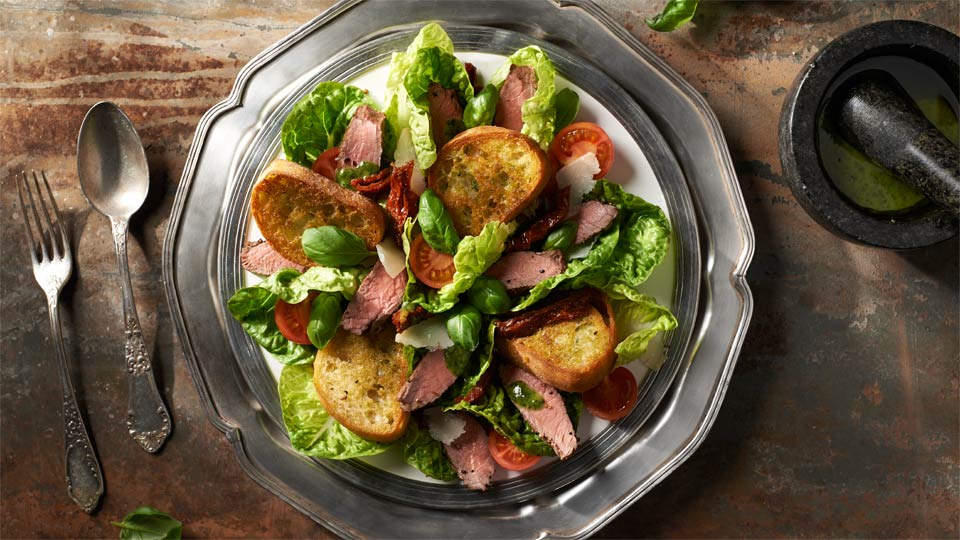 Sałatka z rostbefem i z pesto bazyliowym Sałatka z rostbefem i z pesto bazyliowym