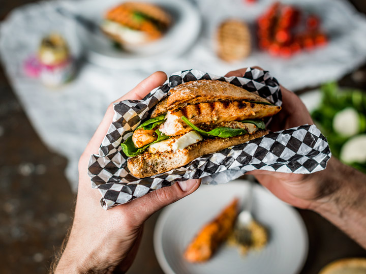 Burger z kurczakiem i mozzarellą Burger z kurczakiem i mozzarellą