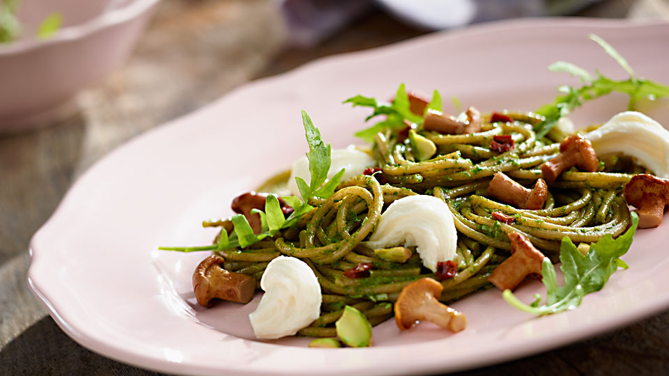Spaghetti pełnoziarniste z pesto z rukoli i mozzarellą Spaghetti pełnoziarniste z pesto z rukoli i mozzarellą