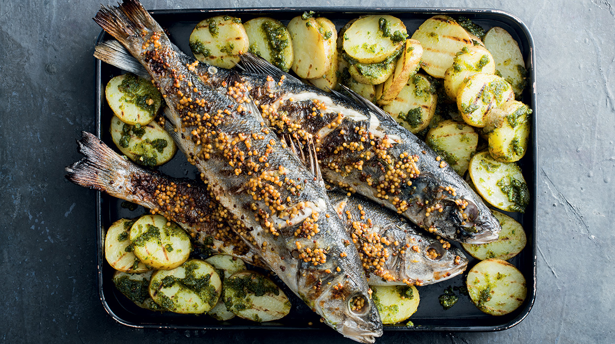 Okoń morski z grilla z masłem musztardowym, ziemniakami z grilla i z pesto bazyliowym Okoń morski z grilla z masłem musztardowym, ziemniakami z grilla i z pesto bazyliowym