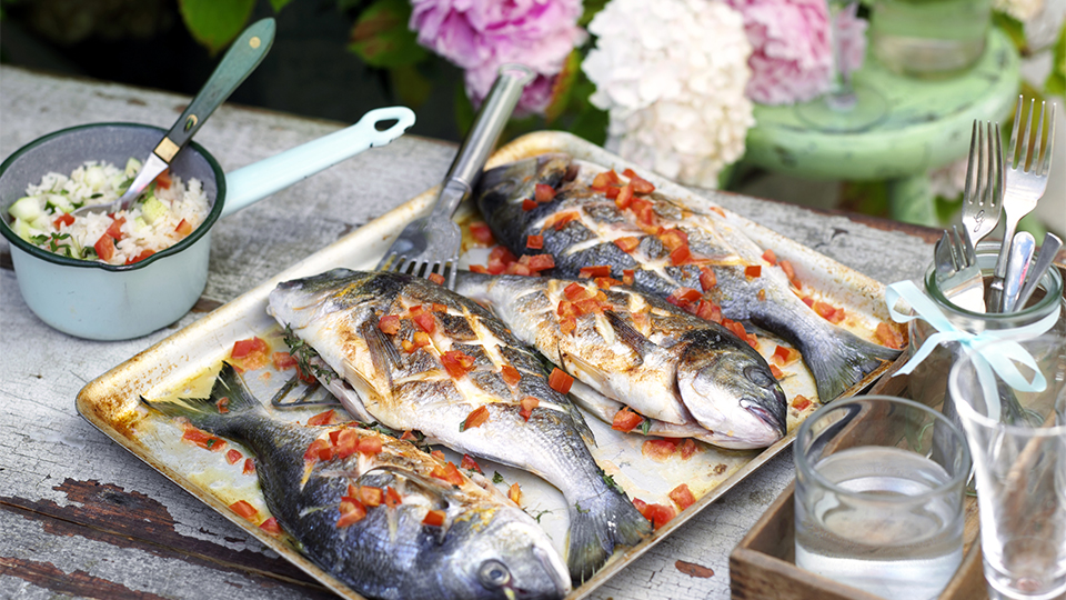 Dorada faszerowana pastą pomidorową z ryżem i ogórkiem Dorada faszerowana pastą pomidorową z ryżem i ogórkiem