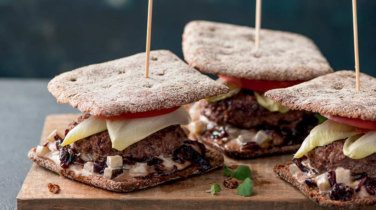 Burgery wołowe z sosem z karmelizowanej cebuli Burgery wołowe z sosem z karmelizowanej cebuli
