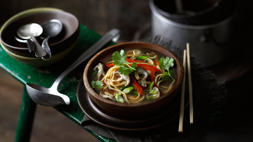 Azjatycka zupa z makaronem i grzybami shiitake